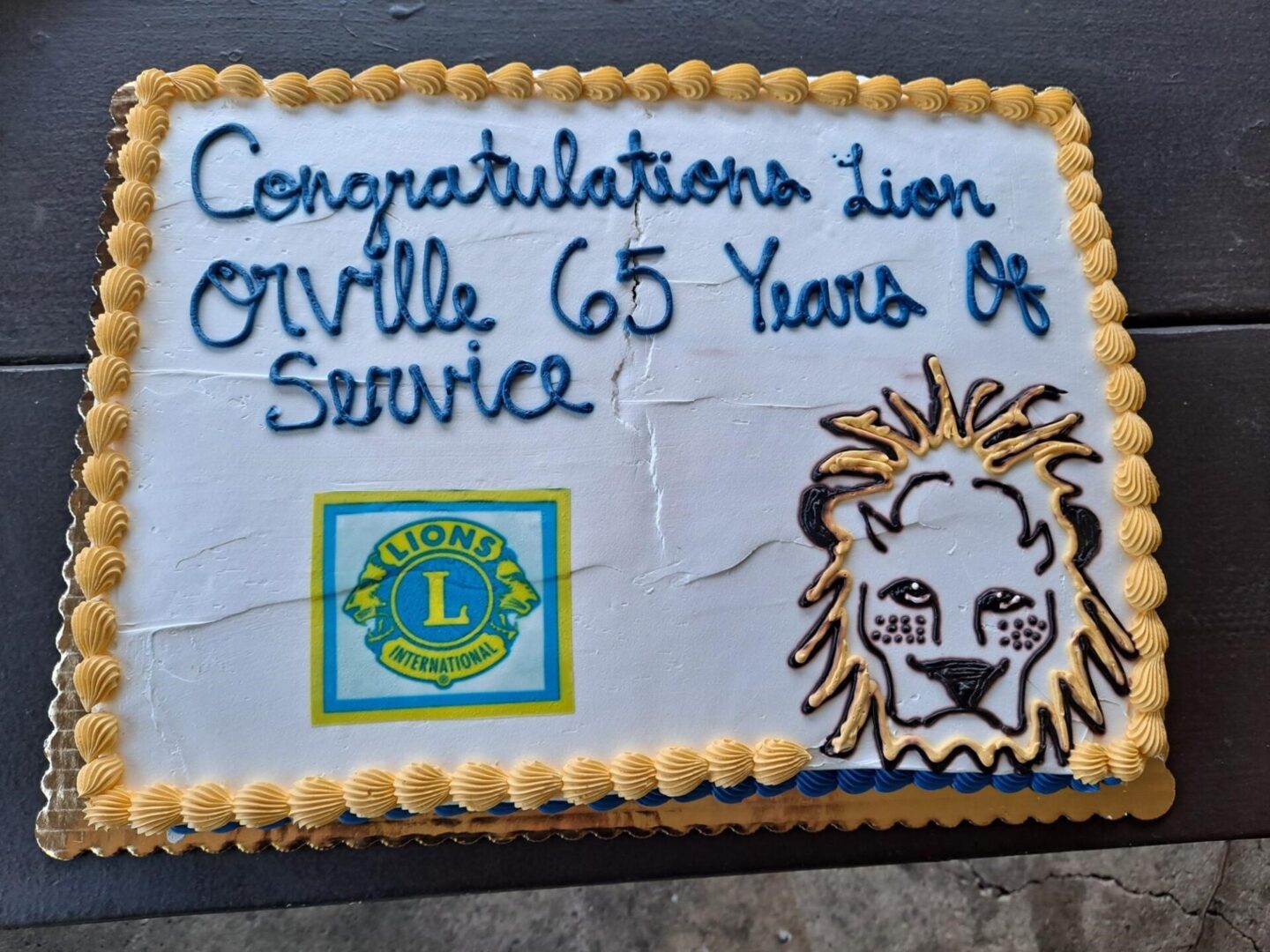 Closeup view of the cake with congratulations text